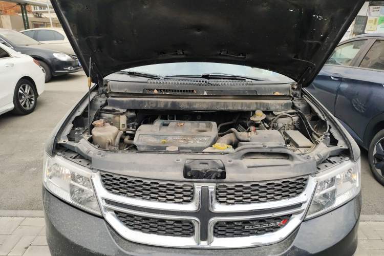 Used Dodge Journey 2013 2.4L Two-Wheel Drive Luxury Version Engine Bay