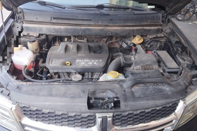 Used Dodge Journey 2013 2.4L Two-Wheel Drive Luxury Version Engine Bay