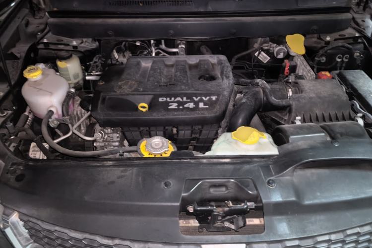Used Dodge Journey 2013 2.4L Two-Wheel Drive Luxury Version Engine Bay