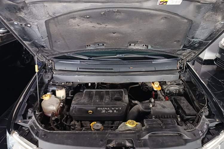 Used Dodge Journey 2013 2.4L Two-Wheel Drive Luxury Version Engine Bay