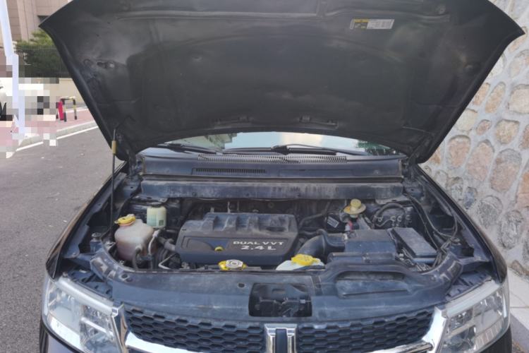 Used Dodge Journey 2013 2.4L Two-Wheel Drive Luxury Version Engine Bay