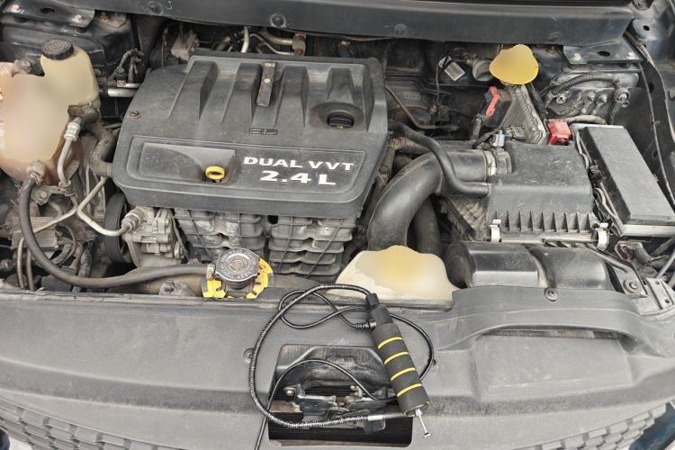 Used Dodge Journey 2013 2.4L Two-Wheel Drive Luxury Version Engine Bay