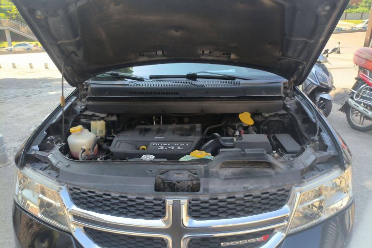 Used Dodge Journey 2013 2.4L Two-Wheel Drive Luxury Version Engine Bay