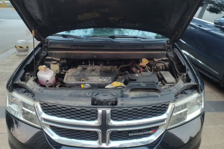 Used Dodge Journey 2013 2.4L Two-Wheel-Drive Smart Edition Engine Bay