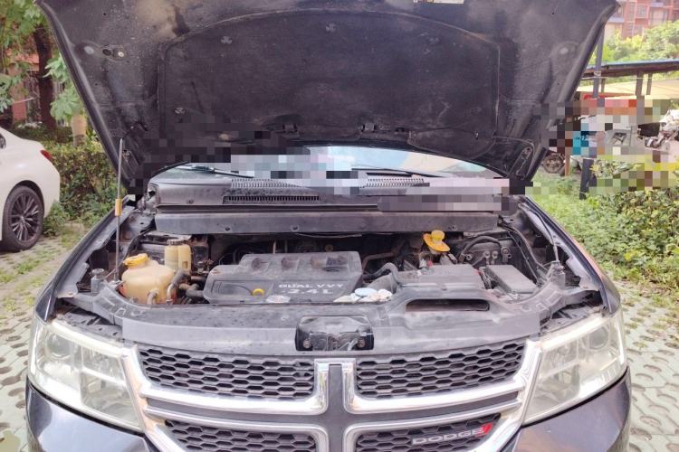 Used Dodge Journey 2013 2.4L Two-Wheel Drive Luxury Version Engine Bay