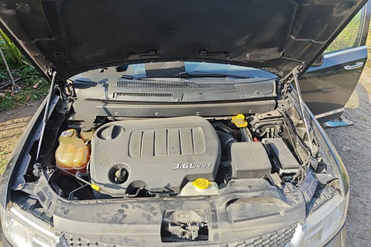 Used Dodge Journey 2013 3.6L Four-Wheel Drive Flagship Edition Engine Bay