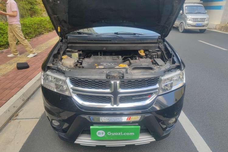 Used Dodge Journey 2013 2.4L Two-Wheel Drive Luxury Version Engine Bay