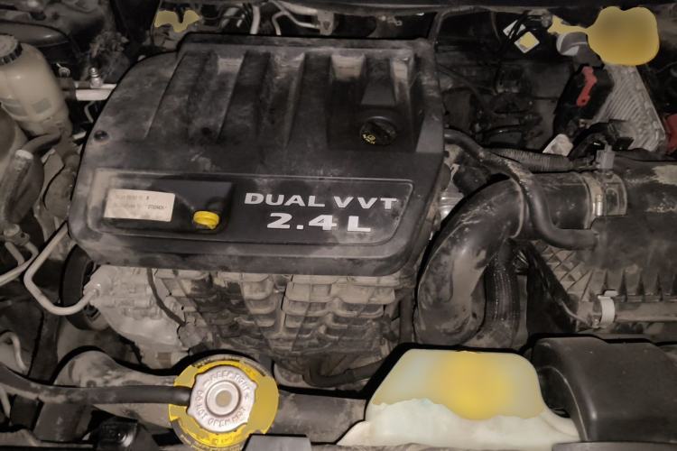 Used Dodge Journey 2013 2.4L Two-Wheel Drive Luxury Version Engine Bay