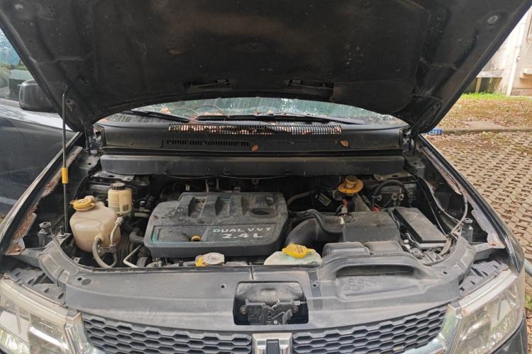 Used Dodge Journey 2013 2.4L Two-Wheel Drive Luxury Version Engine Bay