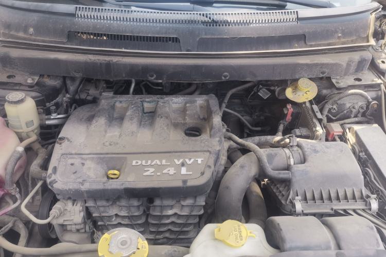 Used Dodge Journey 2013 2.4L Two-Wheel Drive Luxury Version Engine Bay