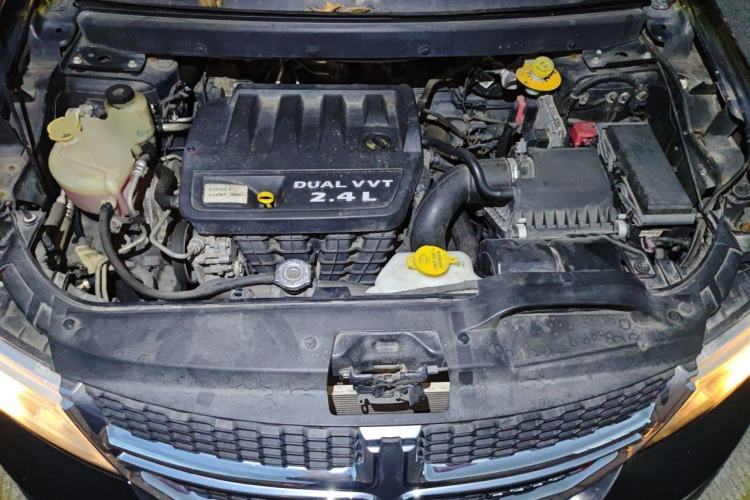 Used Dodge Journey 2013 2.4L Two-Wheel Drive Luxury Version Engine Bay