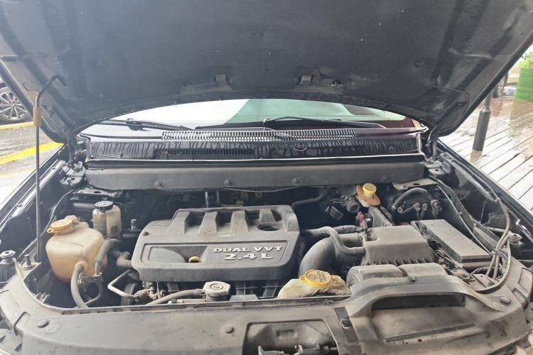 Used Dodge Journey 2013 2.4L Two-Wheel Drive Luxury Version Engine Bay
