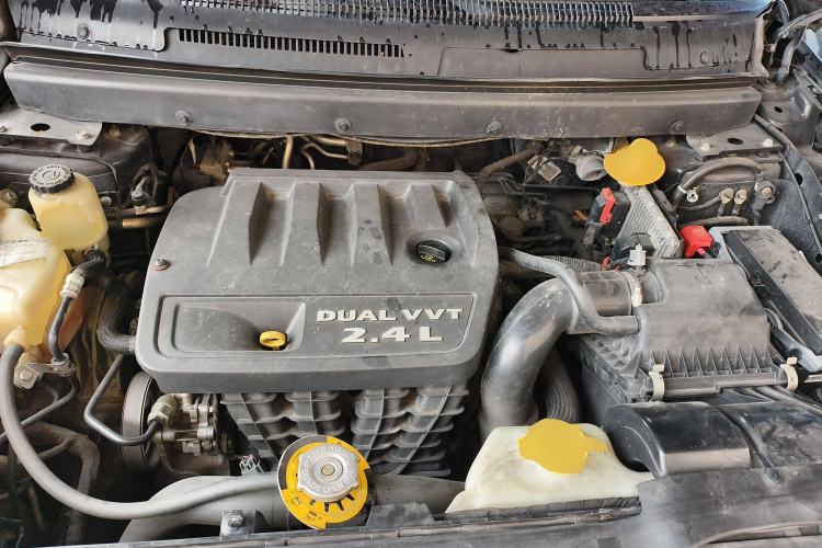 Used Dodge Journey 2013 2.4L Two-Wheel Drive Luxury Version Engine Bay