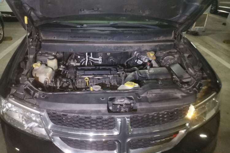 Used Dodge Journey 2013 2.4L Two-Wheel Drive Luxury Version Engine Bay
