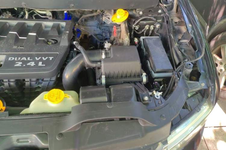 Used Dodge Journey 2013 2.4L Two-Wheel Drive Luxury Version Engine Bay Left
