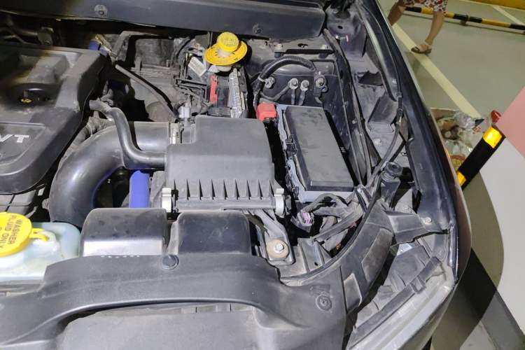 Used Dodge Journey 2013 2.4L Two-Wheel Drive Luxury Version Engine Bay Left