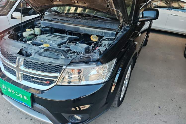 Used Dodge Journey 2013 2.4L Two-Wheel Drive Luxury Version Engine Bay Left