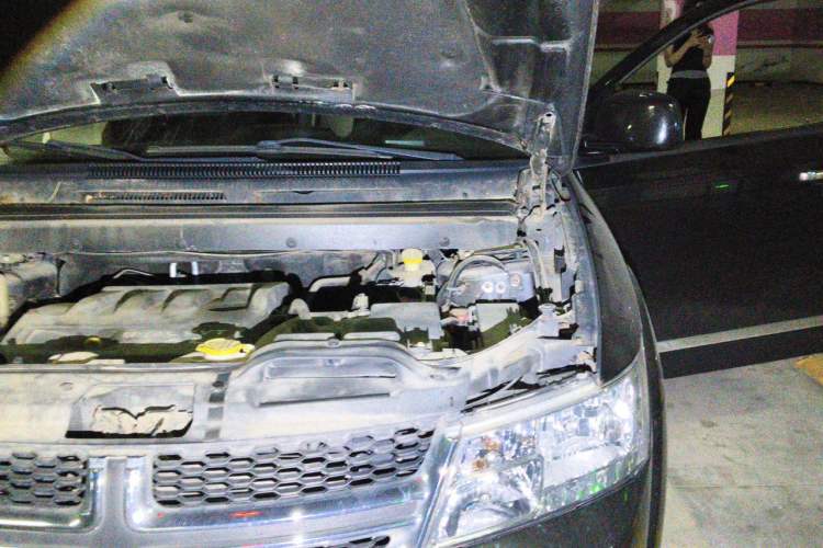 Used Dodge Journey 2013 2.4L Two-Wheel Drive Luxury Version Engine Bay Left