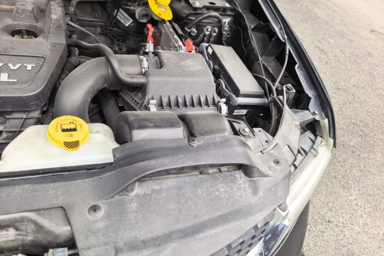 Used Dodge Journey 2013 2.4L Two-Wheel Drive Luxury Version Engine Bay Left