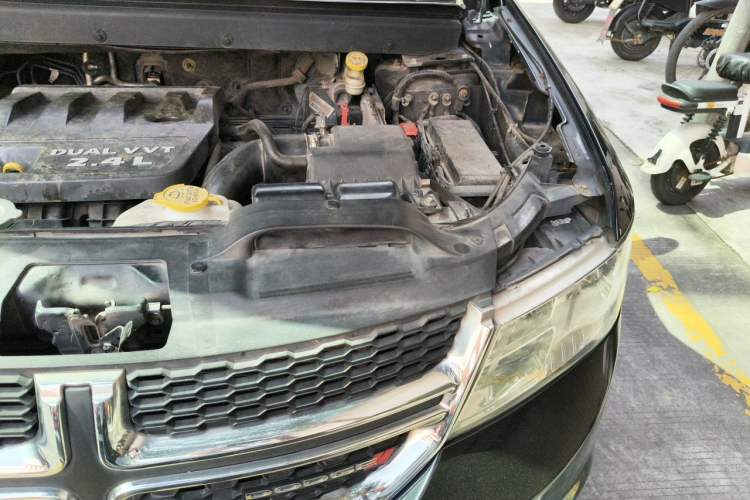 Used Dodge Journey 2013 2.4L Two-Wheel Drive Luxury Version Engine Bay Left