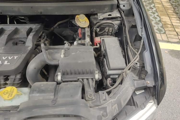 Used Dodge Journey 2013 2.4L Two-Wheel Drive Luxury Version Engine Bay Left