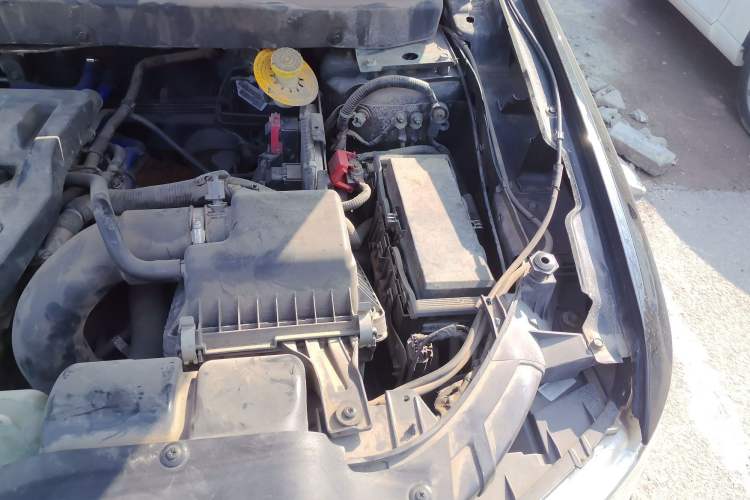 Used Dodge Journey 2013 2.4L Two-Wheel Drive Luxury Version Engine Bay Left