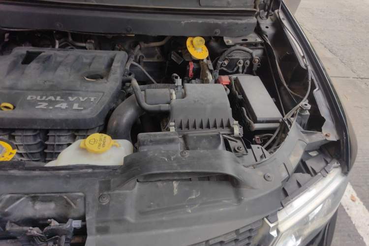 Used Dodge Journey 2013 2.4L Two-Wheel Drive Luxury Version Engine Bay Left