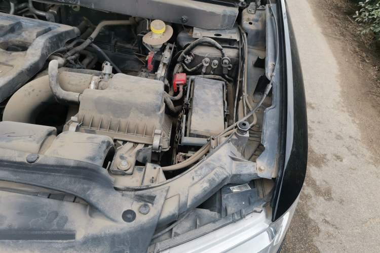 Used Dodge Journey 2013 2.4L Two-Wheel Drive Luxury Version Engine Bay Left