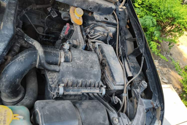Used Dodge Journey 2013 2.4L Two-Wheel Drive Luxury Version Engine Bay Left