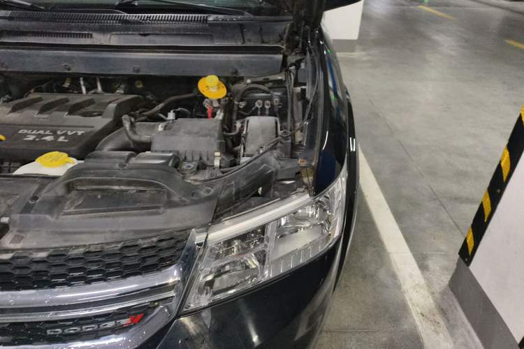 Used Dodge Journey 2013 2.4L Two-Wheel Drive Luxury Version Engine Bay Left