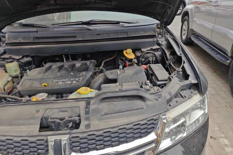 Used Dodge Journey 2013 2.4L Two-Wheel Drive Luxury Version Engine Bay Left