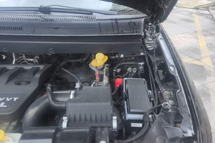 Used Dodge Journey 2013 2.4L Two-Wheel Drive Luxury Version Engine Bay Left