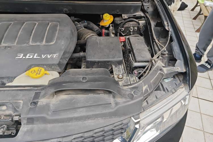 Used Dodge Journey 2013 3.6L Four-Wheel Drive Flagship Edition Engine Bay Left