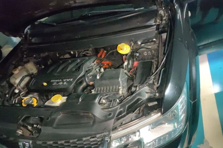 Used Dodge Journey 2013 2.4L Two-Wheel Drive Luxury Version Engine Bay Left