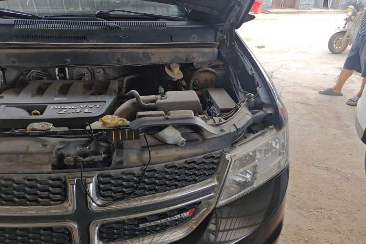 Used Dodge Journey 2013 2.4L Two-Wheel Drive Luxury Version Engine Bay Left