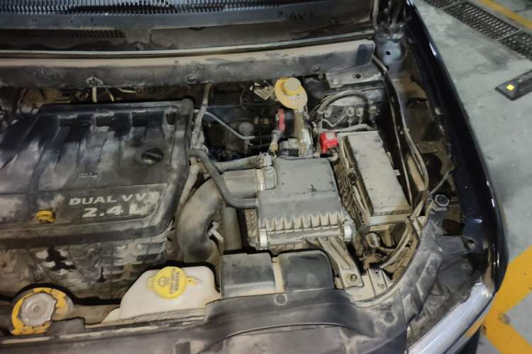 Used Dodge Journey 2013 2.4L Two-Wheel Drive Luxury Version Engine Bay Left