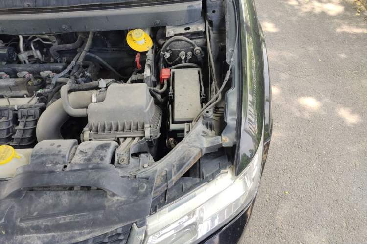 Used Dodge Journey 2013 2.4L Two-Wheel Drive Luxury Version Engine Bay Left