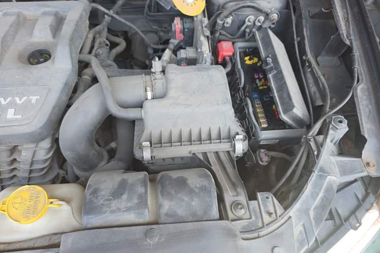 Used Dodge Journey 2013 2.4L Two-Wheel Drive Luxury Version Engine Bay Left
