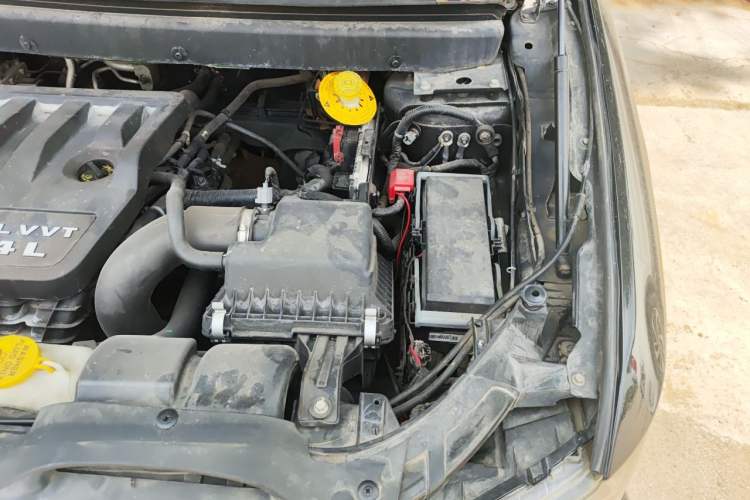Used Dodge Journey 2013 2.4L Two-Wheel Drive Luxury Version Engine Bay Left