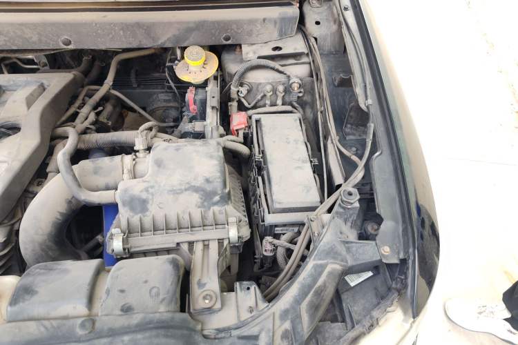 Used Dodge Journey 2013 2.4L Two-Wheel Drive Luxury Version Engine Bay Left
