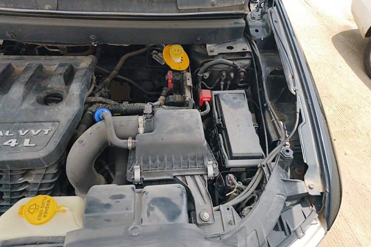 Used Dodge Journey 2013 2.4L Two-Wheel Drive Luxury Version Engine Bay Left