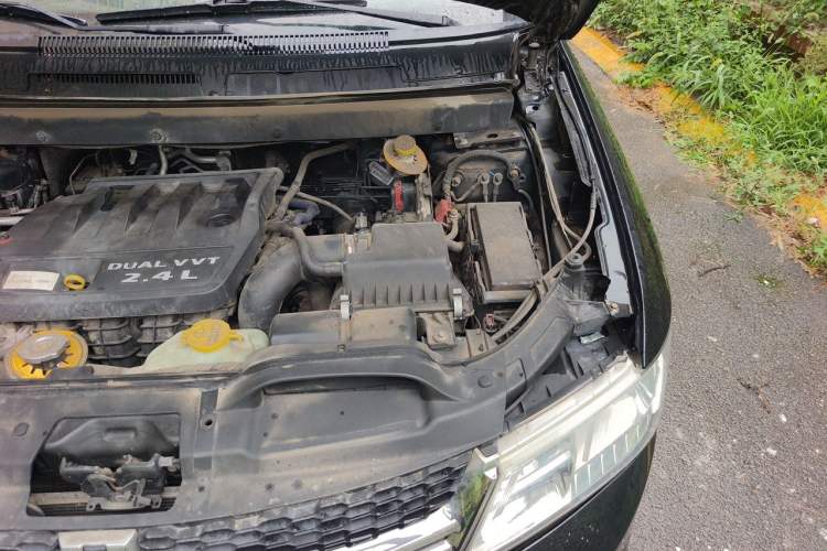 Used Dodge Journey 2013 2.4L Two-Wheel Drive Luxury Version Engine Bay Left