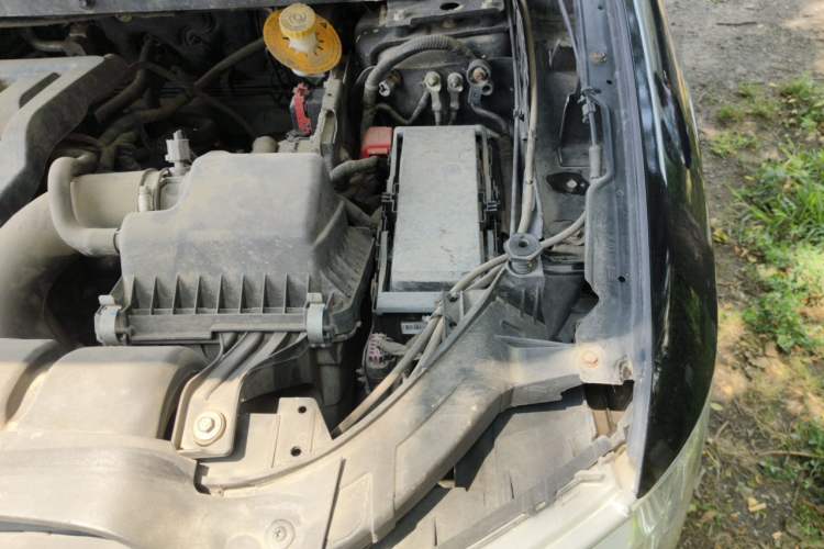 Used Dodge Journey 2013 2.4L Two-Wheel Drive Luxury Version Engine Bay Left