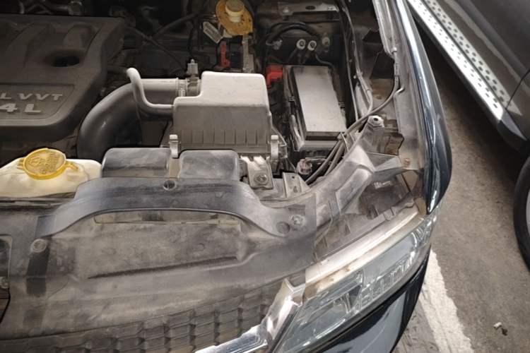 Used Dodge Journey 2013 2.4L Two-Wheel Drive Luxury Version Engine Bay Left