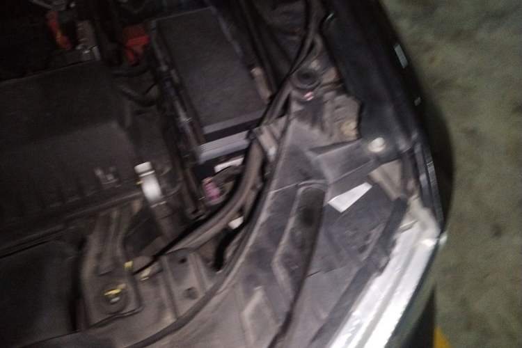 Used Dodge Journey 2013 2.4L Two-Wheel Drive Luxury Version Engine Bay Left