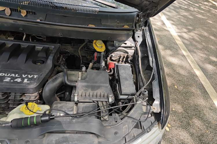 Used Dodge Journey 2013 2.4L Two-Wheel Drive Luxury Version Engine Bay Left