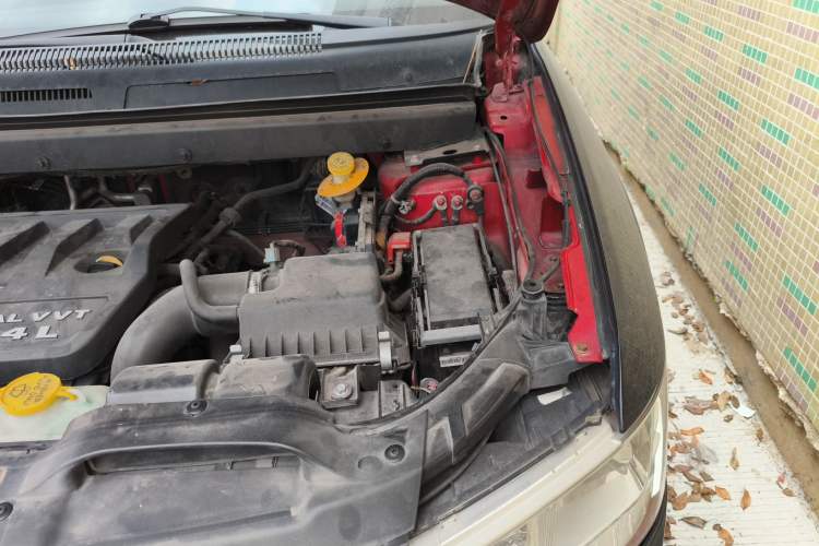 Used Dodge Journey 2013 2.4L Two-Wheel Drive Luxury Version Engine Bay Left