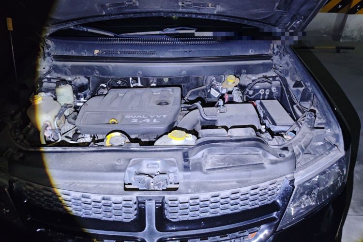 Used Dodge Journey 2013 2.4L Two-Wheel Drive Luxury Version Engine Bay Left