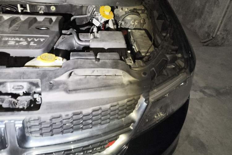 Used Dodge Journey 2013 2.4L Two-Wheel Drive Luxury Version Engine Bay Left