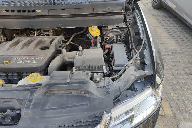 Used Dodge Journey 2013 2.4L Two-Wheel Drive Luxury Version Engine Bay Left